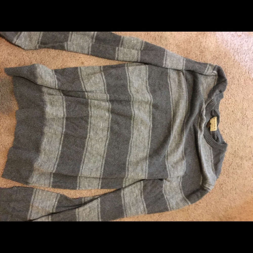 Long sleeved grey striped crewneck sweater M